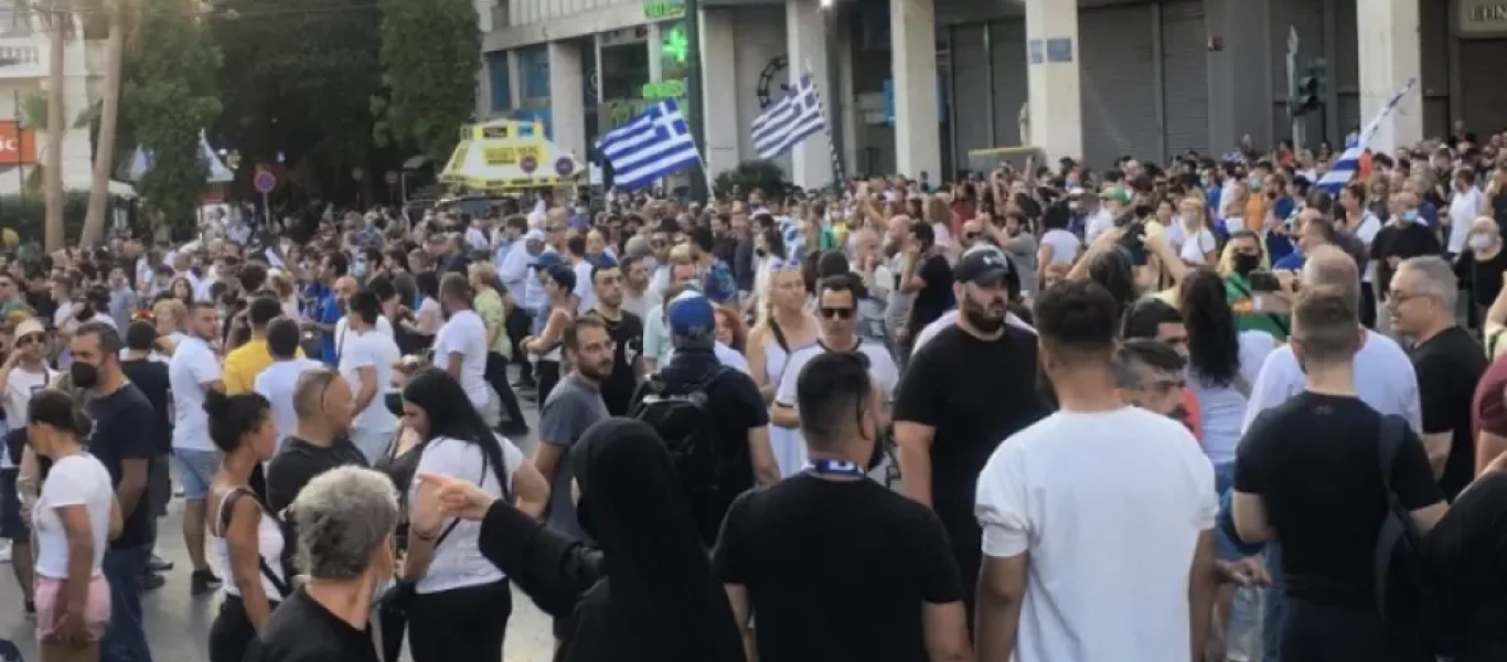 Ειδικός φρουρός ανάμεσα στους 17 συλληφθέντες στο Σύνταγμα στη συγκέντρωση κατά του υποχρεωτικού εμβολιασμού